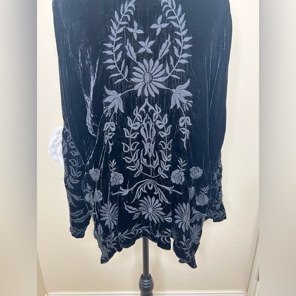 NTM: Johnny Was Black Velvet Embroidered Floral Open Front Cardigan Size M - Picture 14 of 15